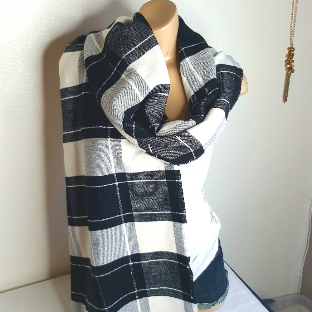 Unbranded black & white checkered fringed scarf